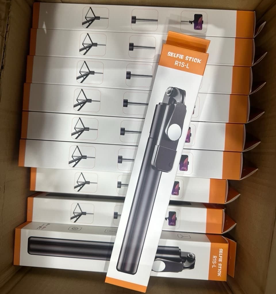 R1S-L selfie stick with light